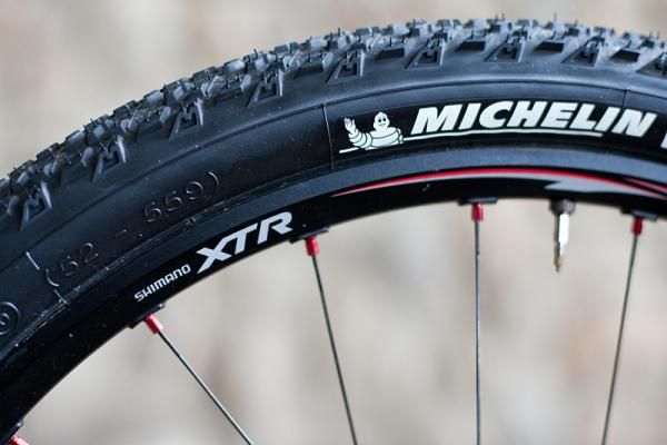 The Shimano XTR rims' solid outer wall easily convert to tubeless.