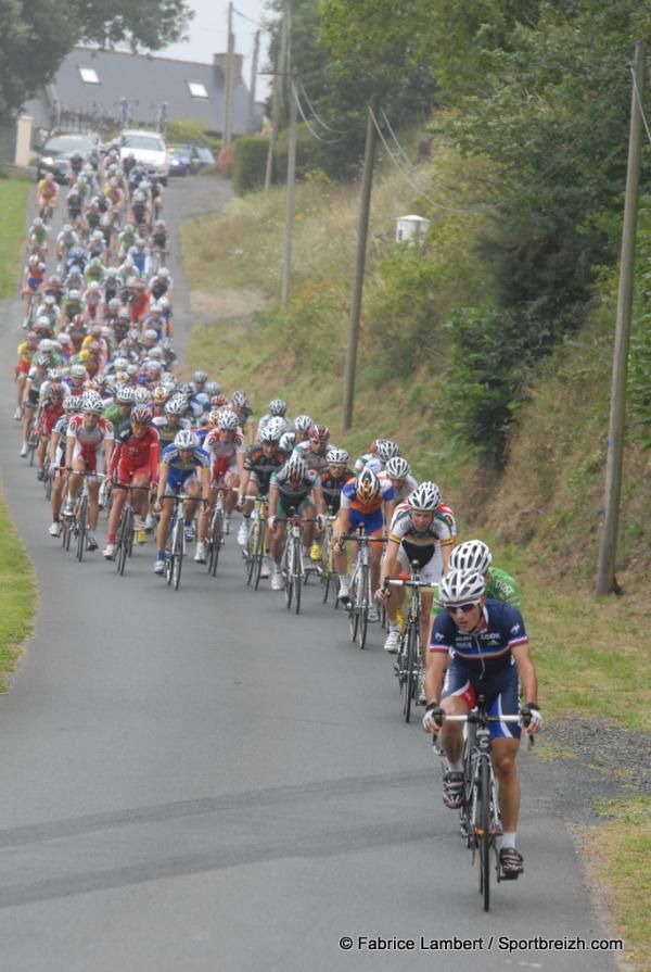 The peloton all strung out in the final stages of the race.