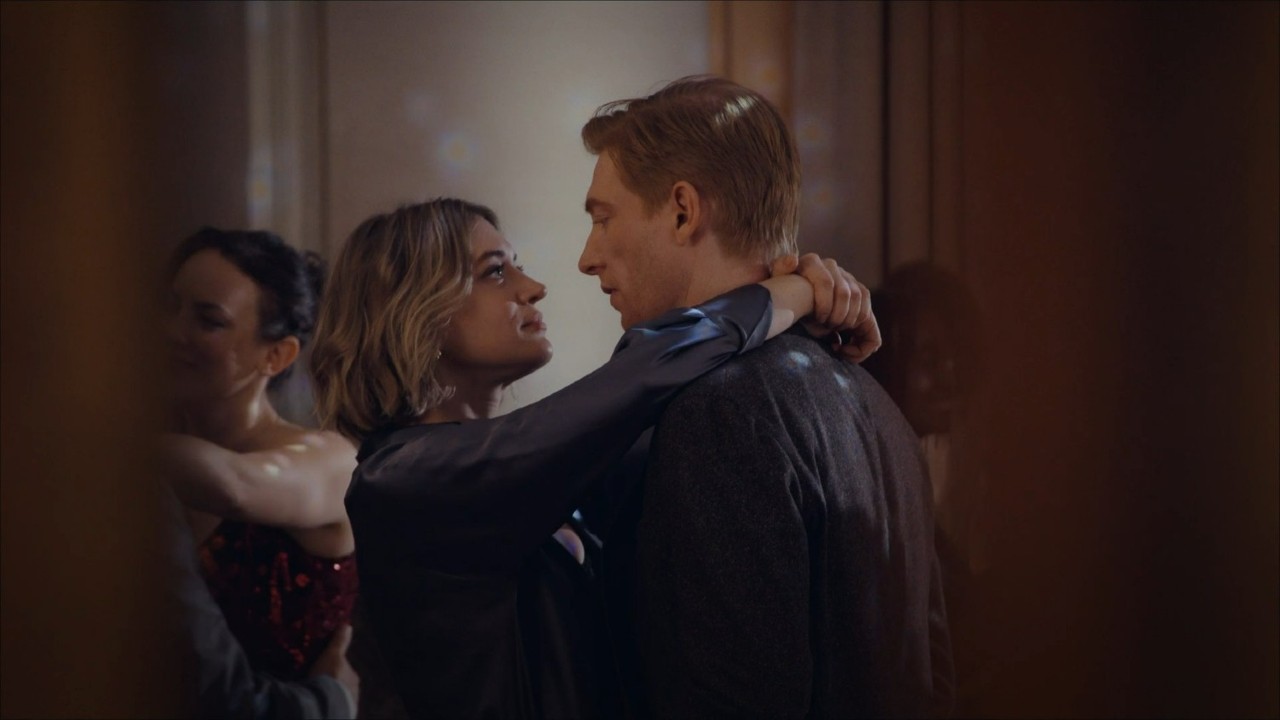 Chelsea Frei ve Domhnall Gleeson gazetede dans ediyor.