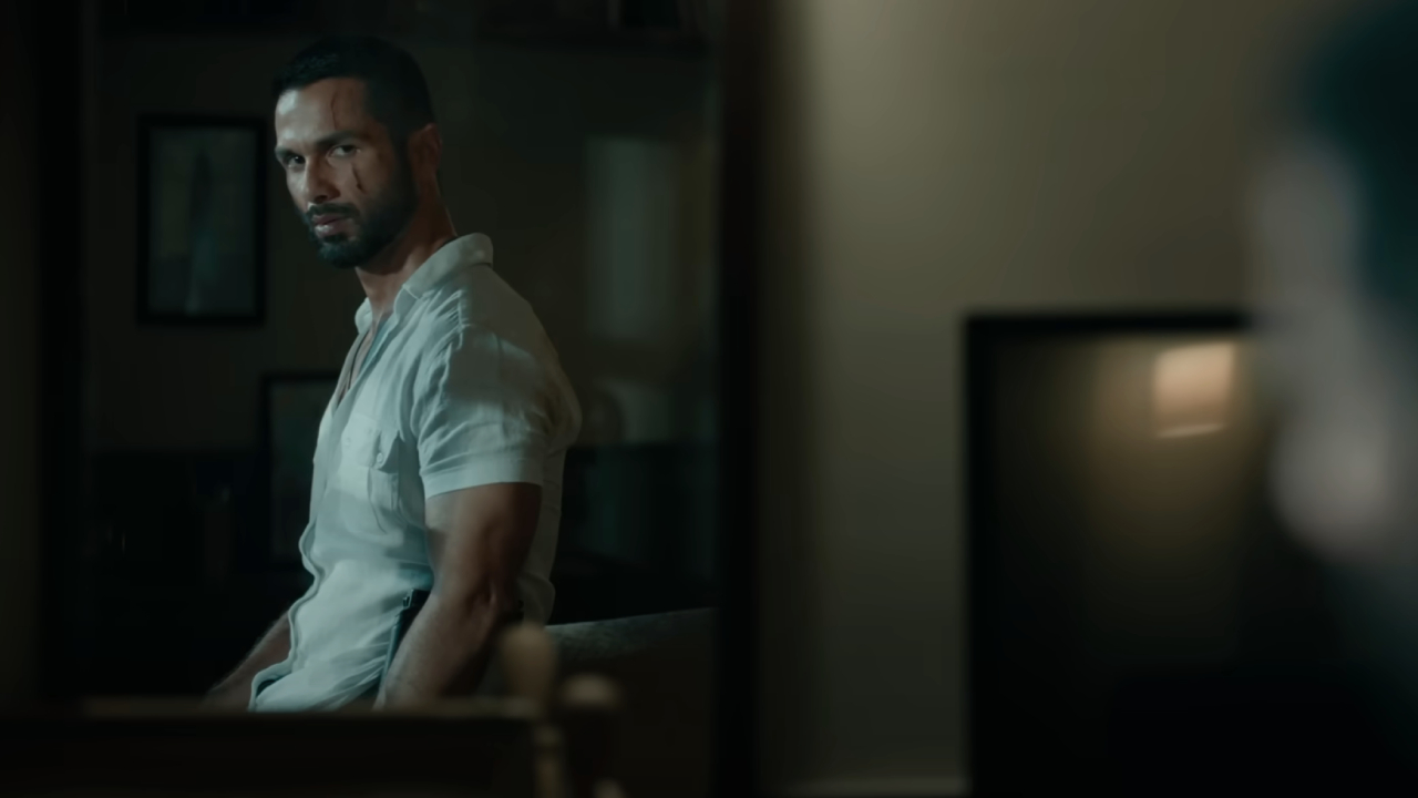 Shahid Kapoor looking at his reflection in Deva