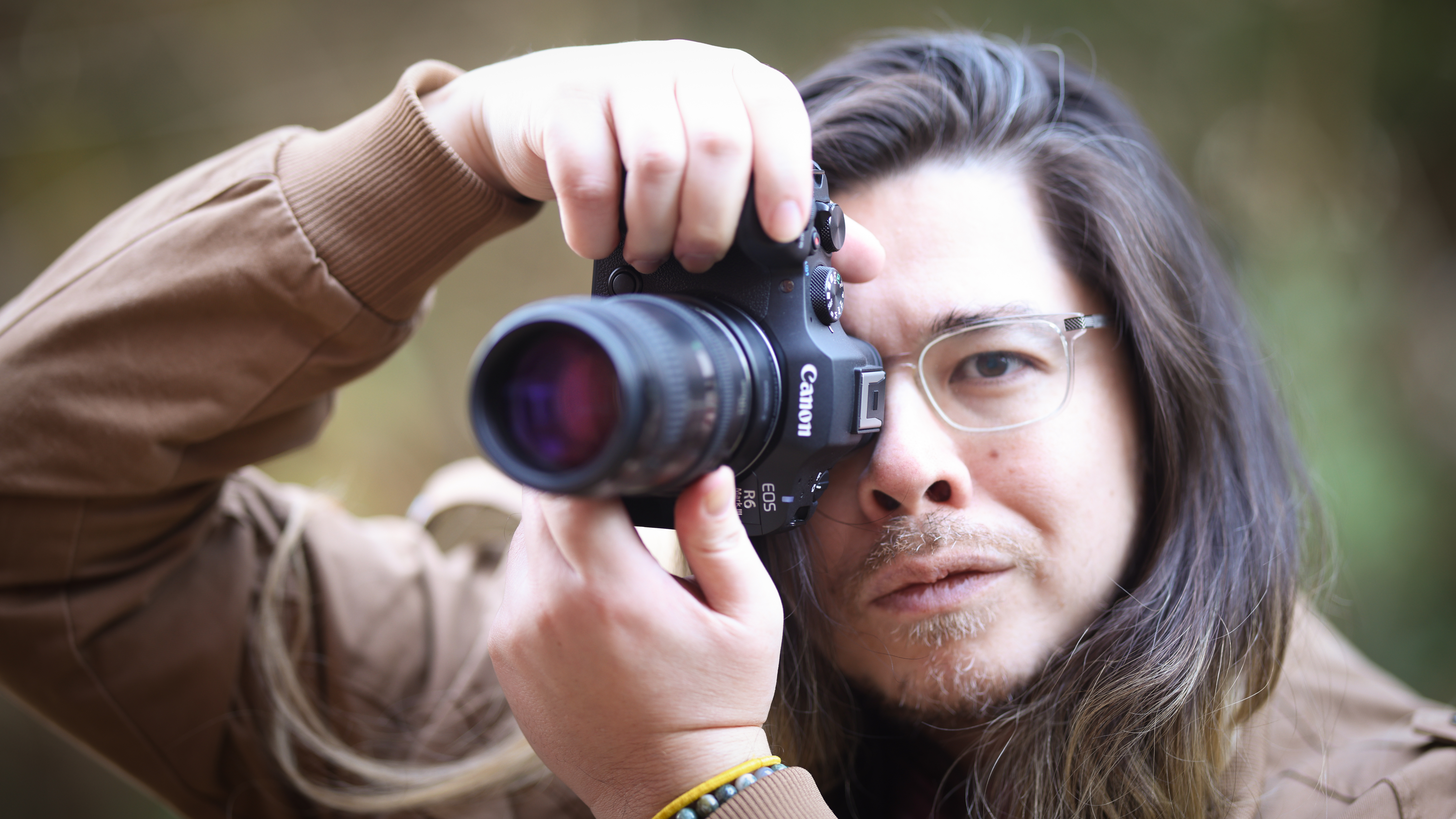 Photographer James Artaius holding the Canon EOS R6 Mark III outdoors