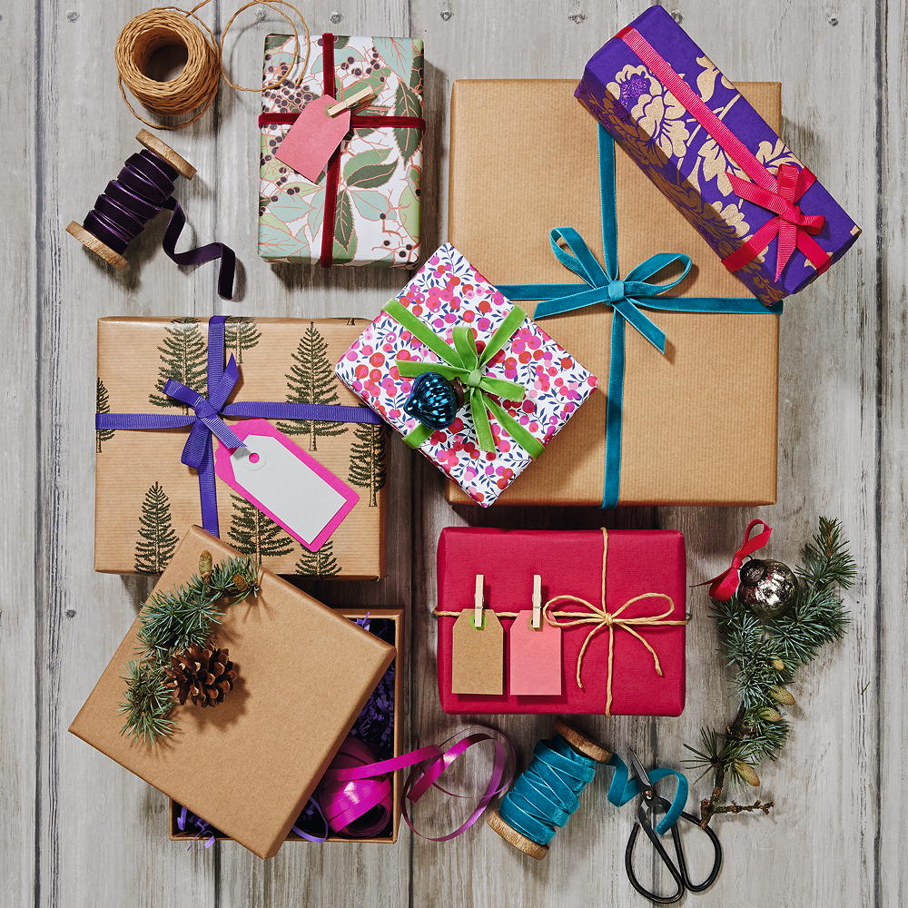 table with gift boxes
