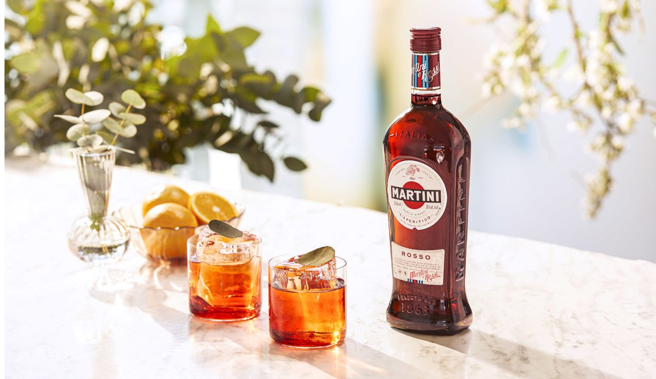 160 years of Martini &amp; Rossi: bottle of Martini Rosso and two cocktails