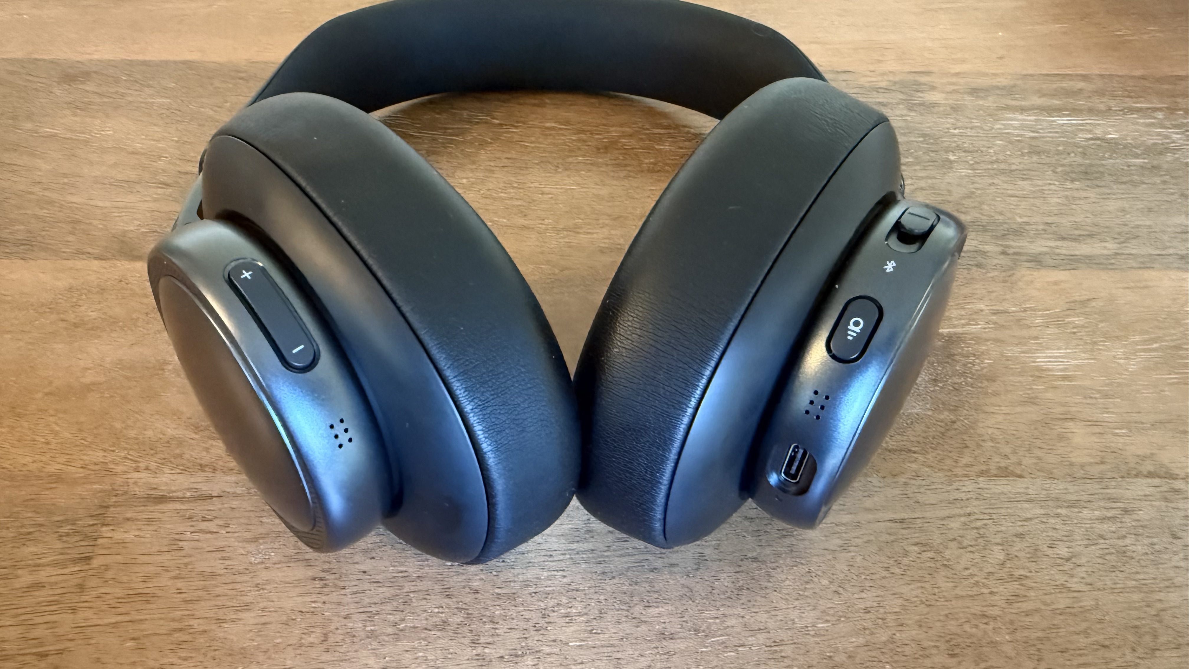 JBL Live 780NC controls