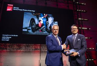 World Press Photo of the Year winner John Moore receives his award from HRH Prince Constantijn of the Netherlands, World Press Photo Foundation’s patron, at the Awards Show in Amsterdam