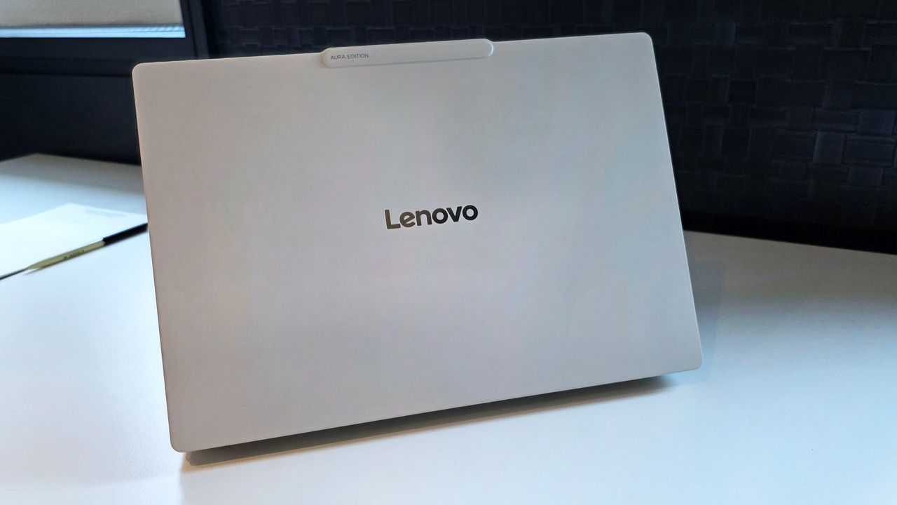 Lenovo Yoga Slim 7i Ultra Aura Edition