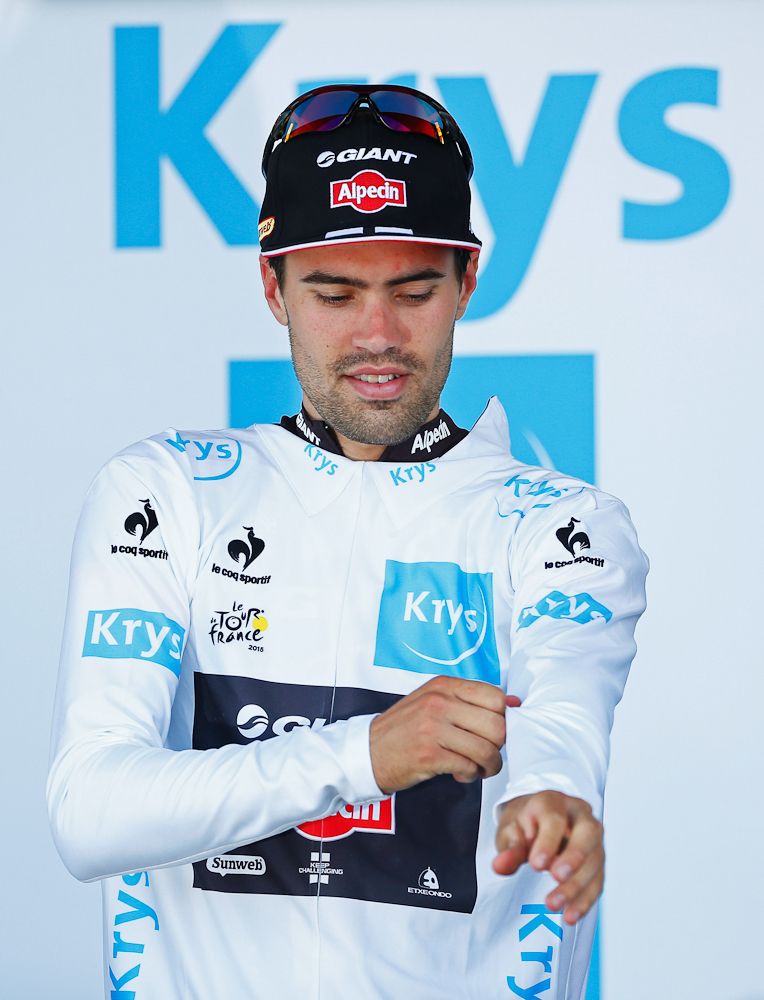 Tom Dumoulin puts on the white jersey of the Tour's best young rider after stage 2.