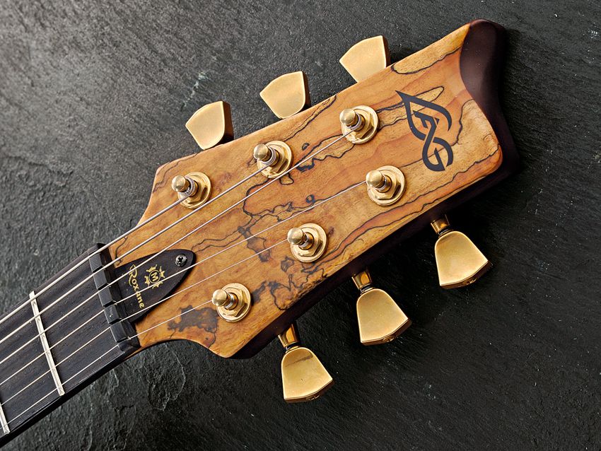 Gotoh 510 tuners finish off the smart headstock