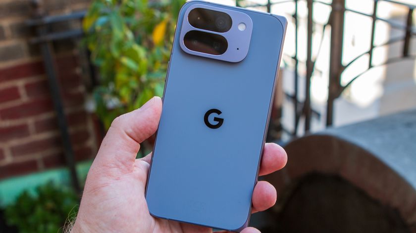 Google Pixel 10 Pro Fold - in hand