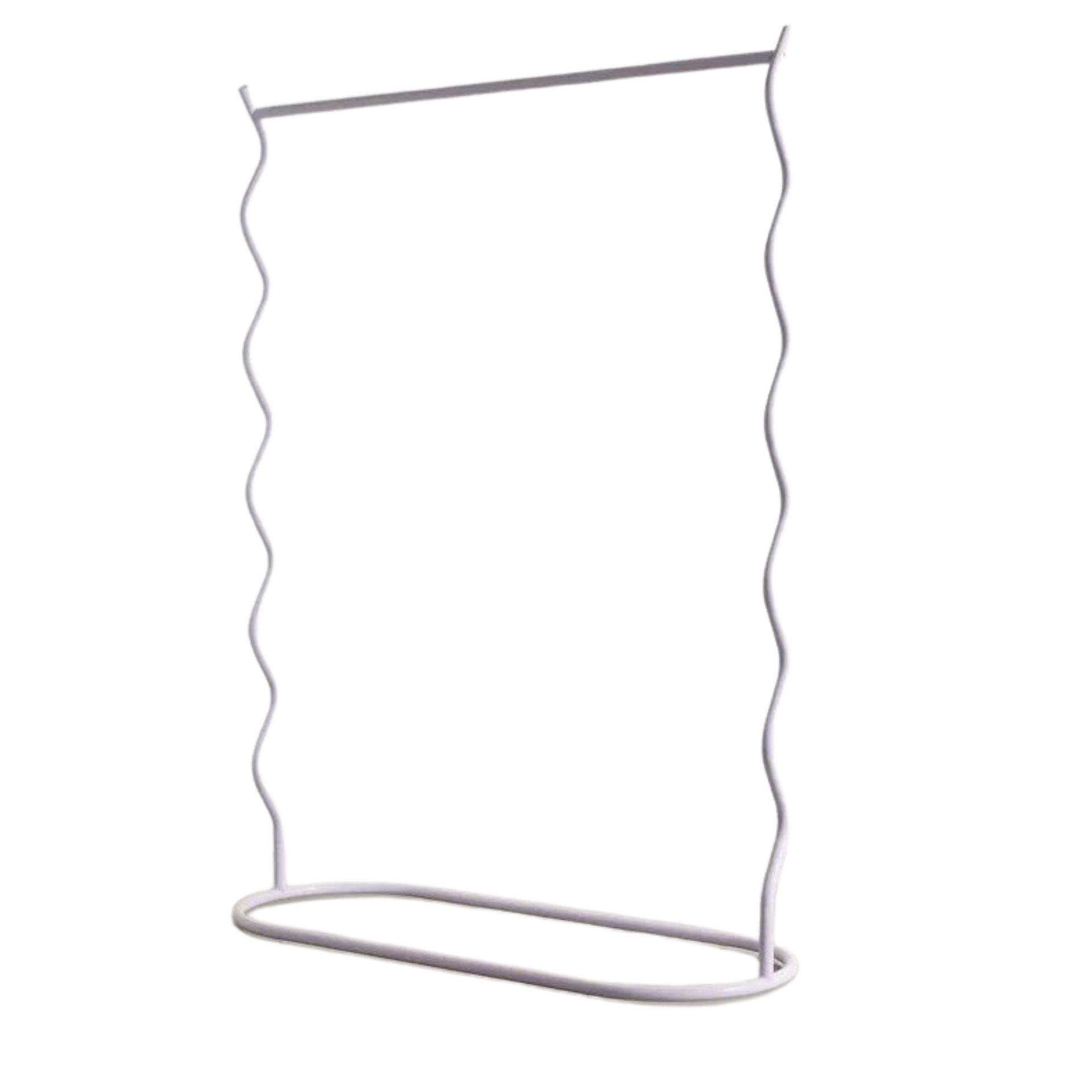 Stand pakaian logam bergelombang putih