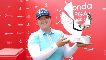 Angel Yin holds up the 2025 Honda LPGA Thailand trophy