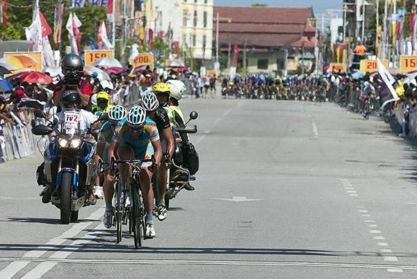 Astana riders tried to sneak away from the peloton on the concluding laps of a street circuit in Kuala Terengganu.