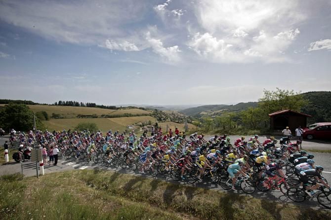 The peloton races through 158.5km of scenic landscapes from Pays d' Olliergues to Col du Beal