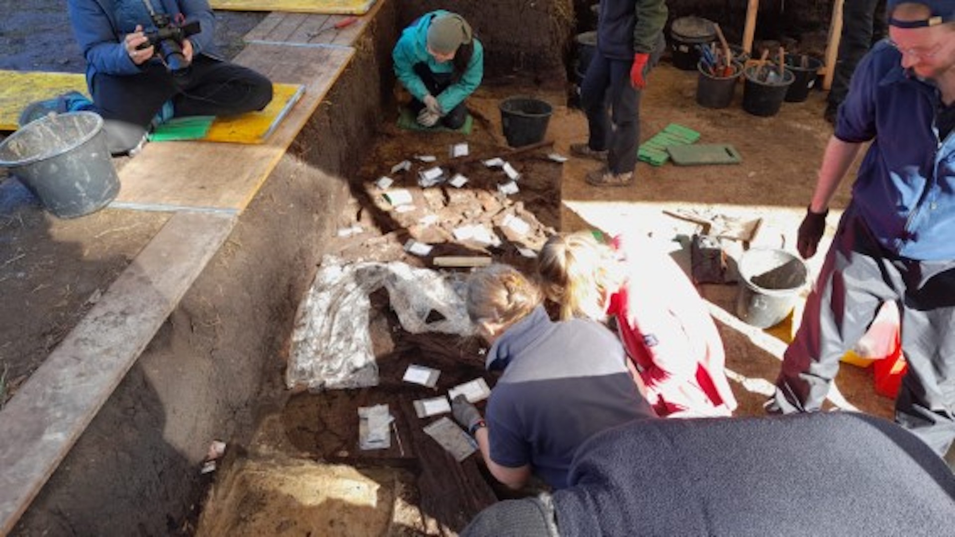 El sitio donde se encontraron los huesos cremados se identificó en la década de 1980 cuando se encontraron allí fragmentos de pedernal trabajado, pero no se excavó hasta este verano.