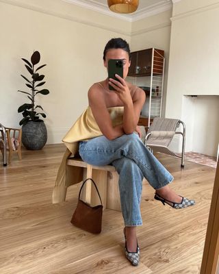 London Summer Shoe Trends: @emswells wears a pair of slingback sandals with jeans and a yellow drape top