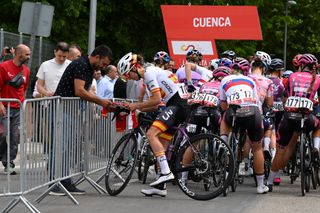 2023 Vuelta a España Femenina: García signs an autograph at a finish