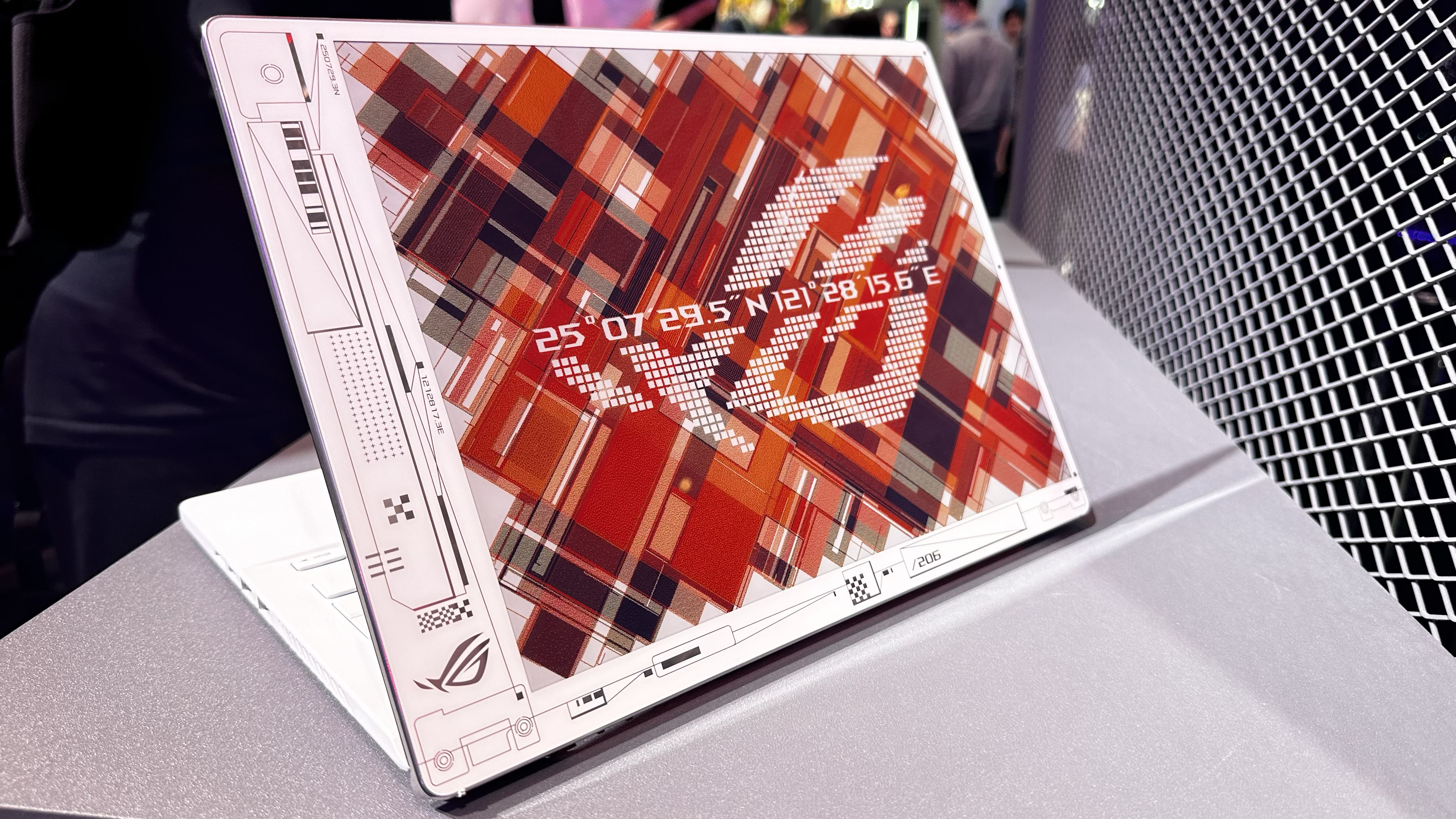 Asus ROG Concept Dali имеет самый впечатляющий дисплей с электронными чернилами, который мы когда-либо видели