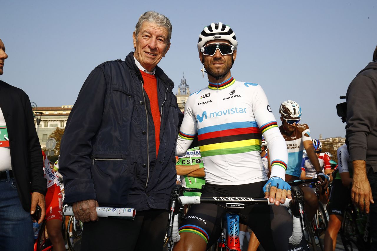 Before the start Felice Gimondi posed for photographs with Alejandro Valverde