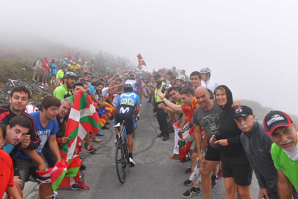 Spectators line the route to Balcon de Bizkaia