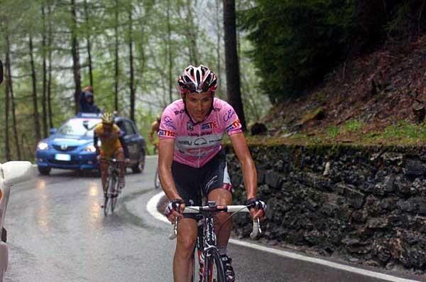 Ivan Basso gaps Gilberto Simoni on his way to the top of Colle San Carlo