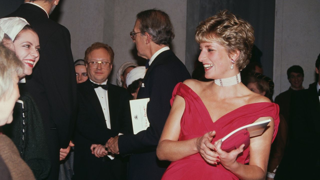 Diana, Princess of Wales (1961 - 1997) meets the cast of the Verdi opera &#039;Simon Boccanegra&#039; at the Royal Opera House in London, 12th November 1991.