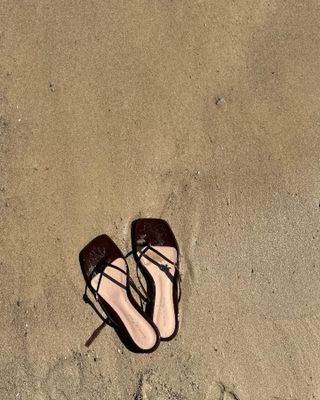 French Girl's Holiday Wardrobe: @slipintostyle Snaps a Simple Pair of Leather Flip Flops on the Beach