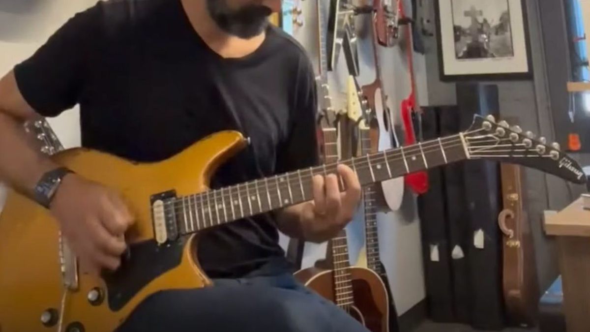 Gibson&#039;s Cesar Gueikian playing a mystery guitar