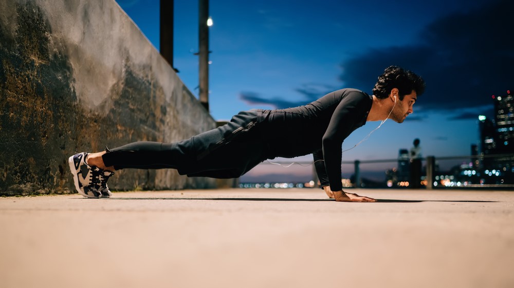 uma foto de um homem fazendo um treino à noite