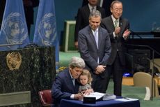 John Kerry signs historic climate change agreement