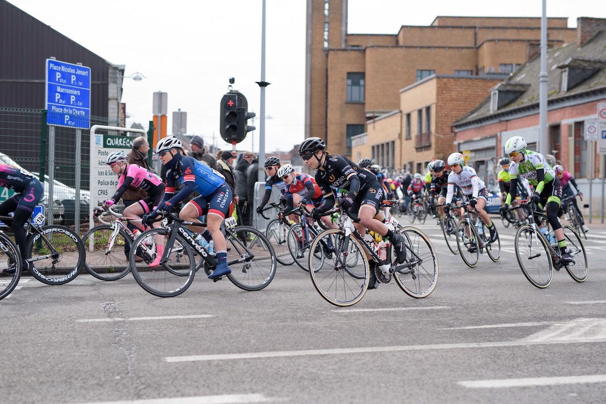 Lucy Garner rolls out of Quaregnon at the start of the 112.8 km Le Samyn des Dames