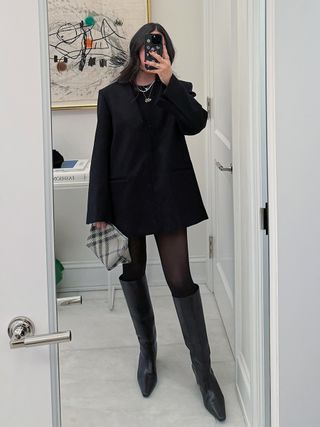 @nicoleakhtarzad wearing a winter outfit and taking a selfie.