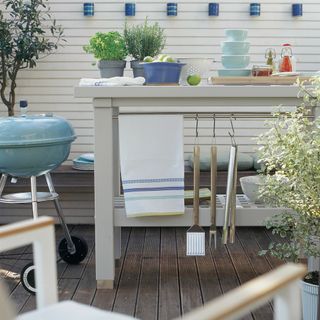 Otudoor kitchen island next to bbq