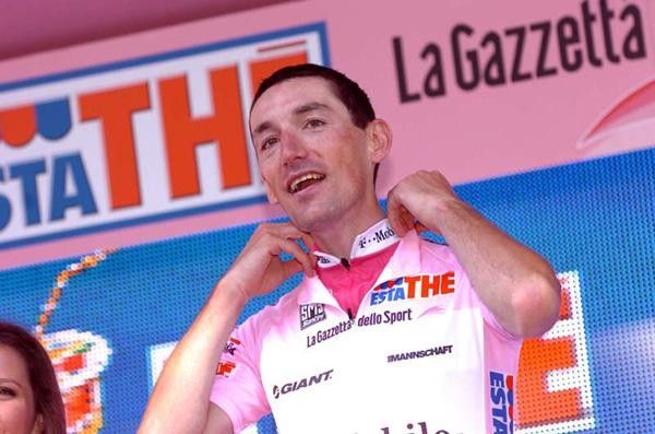 Pinotti puts on the Maglia Rosa.