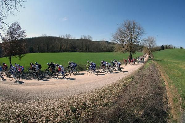 The peloton rolls through rural Tuscany.