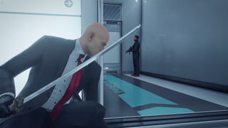 Agent 47, crouching and wielding a katana, peeks around a corner at an armed guard.