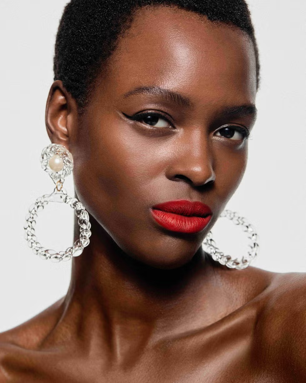 A model at the Carolina Herrera Spring 2026 show wears elongated, exaggerated winged eyeliner