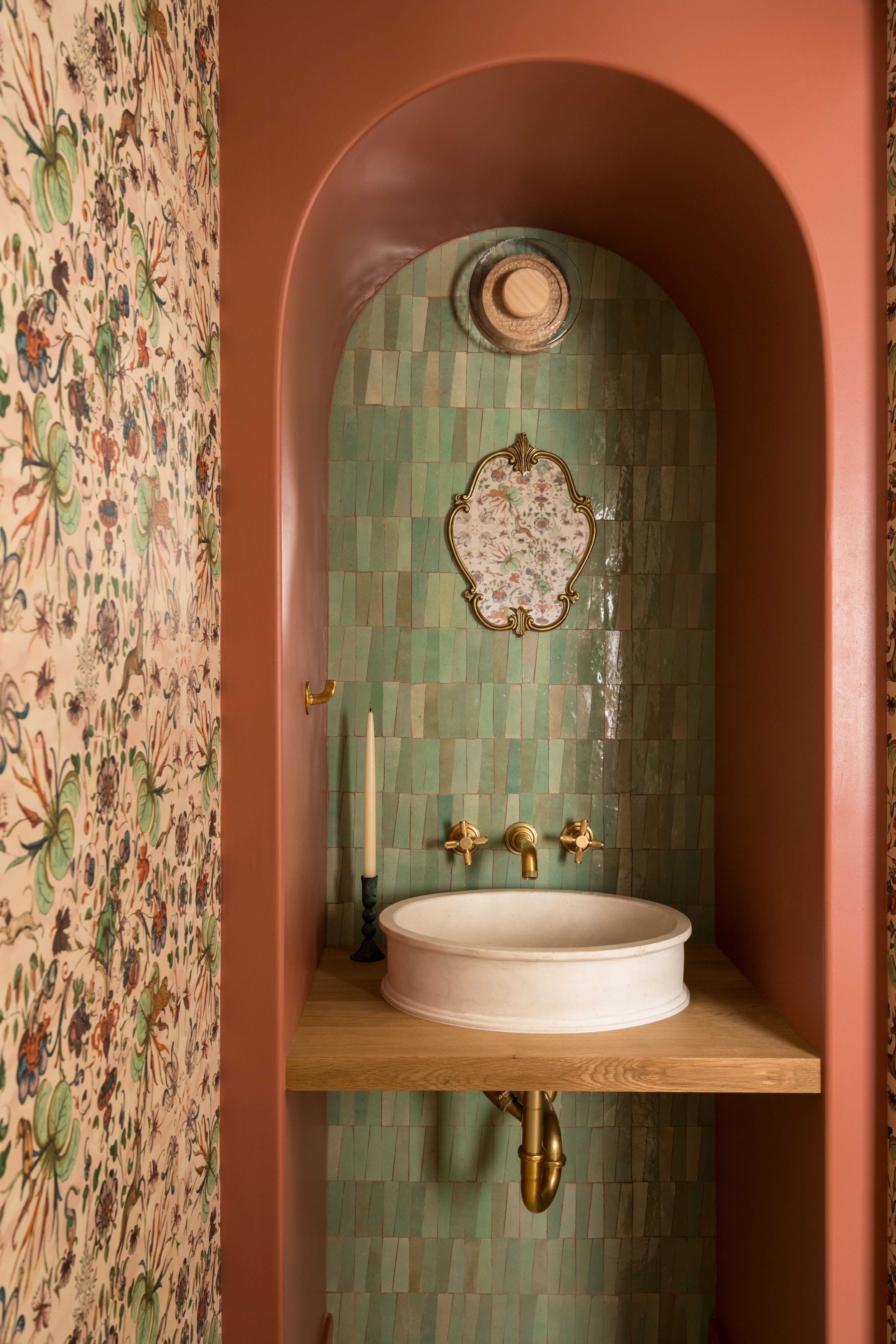 Sink area built into a niche