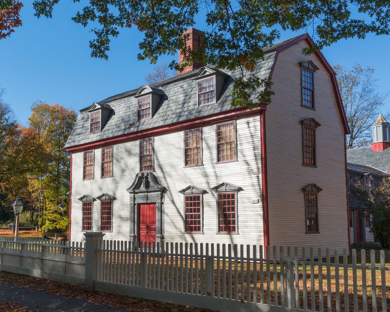 Colonial style houses: a guide to the look and how to get it