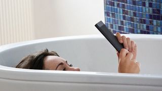 Mujer leyendo ebook en el baño