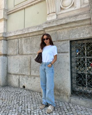 Influencer wears beige trainers.