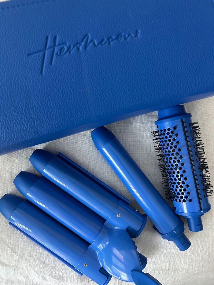 junior beauty editor grace lindsay holding a hersheons hair tool