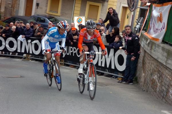 Stefano Garzelli (Acqua &amp; Sapone) and Michele Scarponi (Androni-Giocatolli) come into the final few corners together