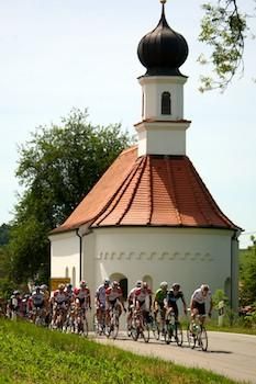 The bunch rides through Enzelhausen.