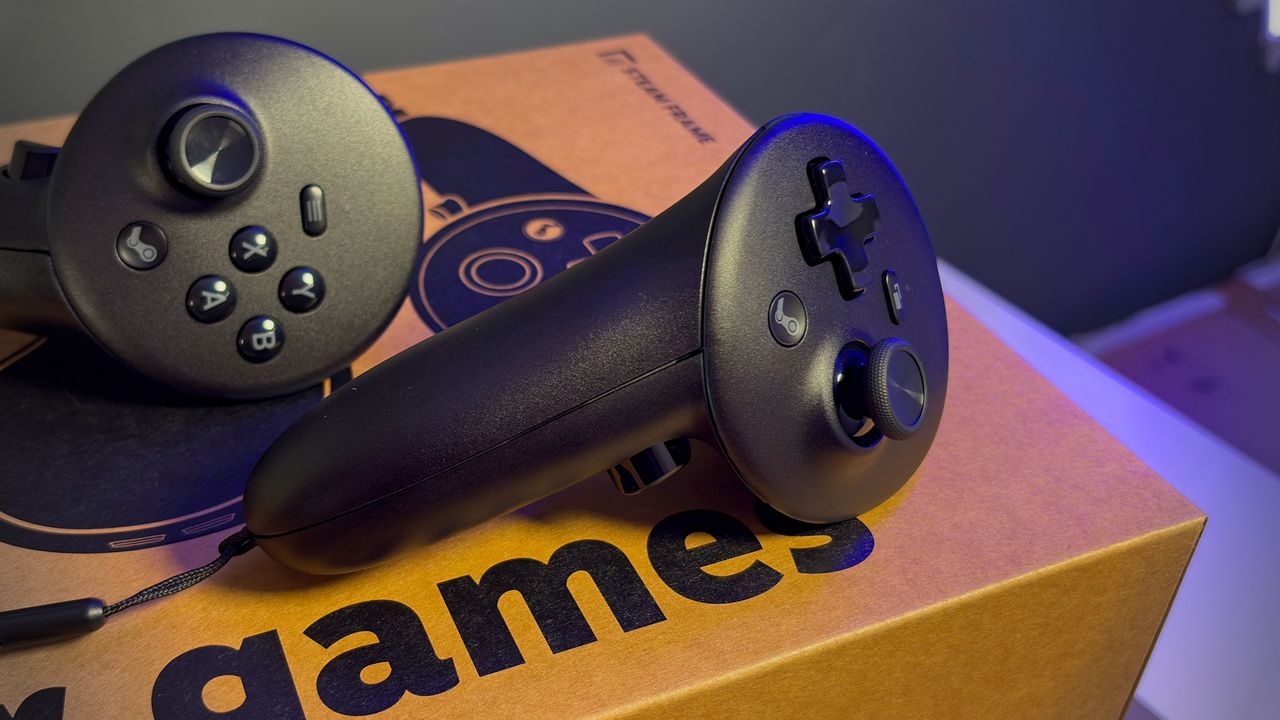 The left and right Steam Frame controllers on the Steam Frame box.