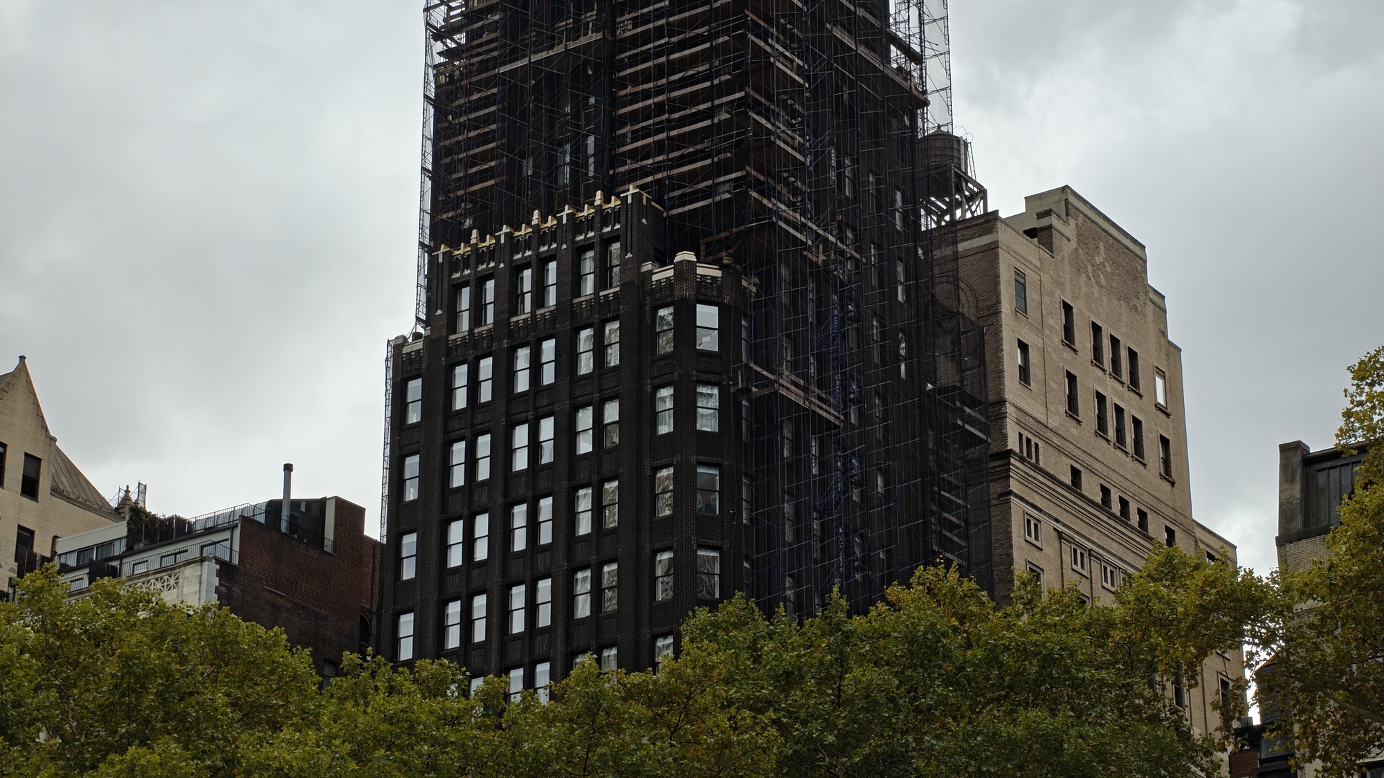 3.5x zoom on building shot by OnePlus 15