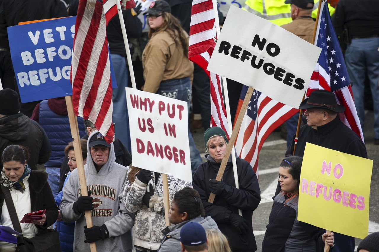 People protest against the U.S. government&amp;#039;s acceptance of Syrian refugees.