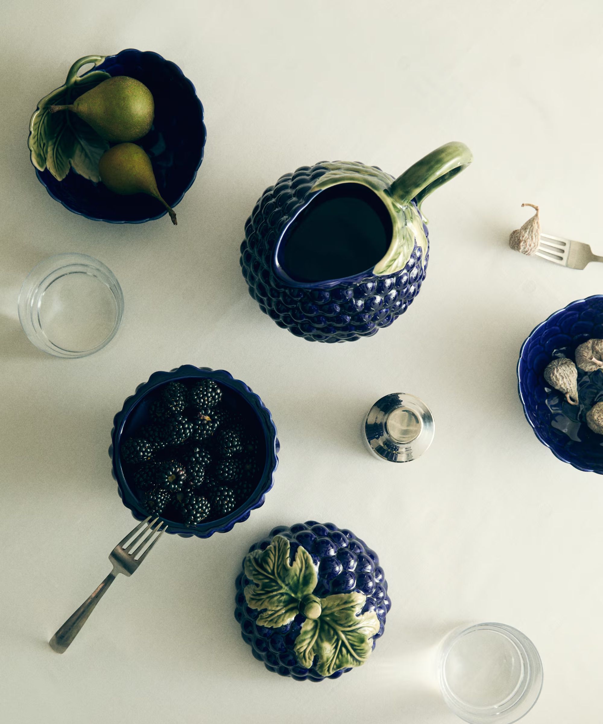 Bowls and pitchers in the shape of navy bunches of grapes
