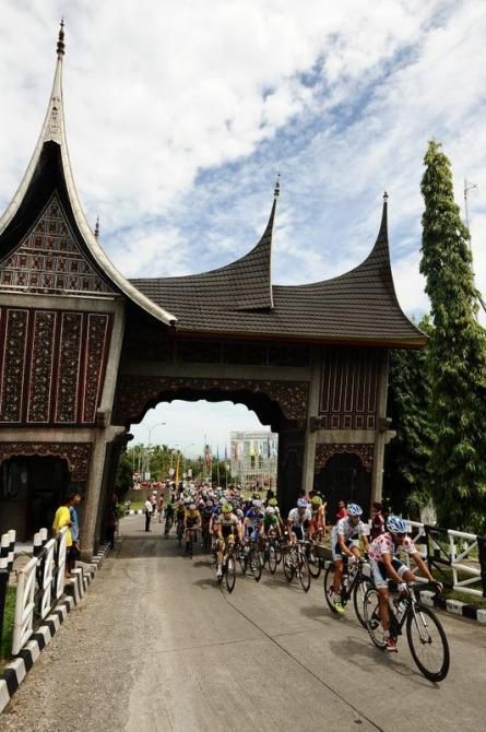 The peloton passes through Minangkabau Gate in Andalas University