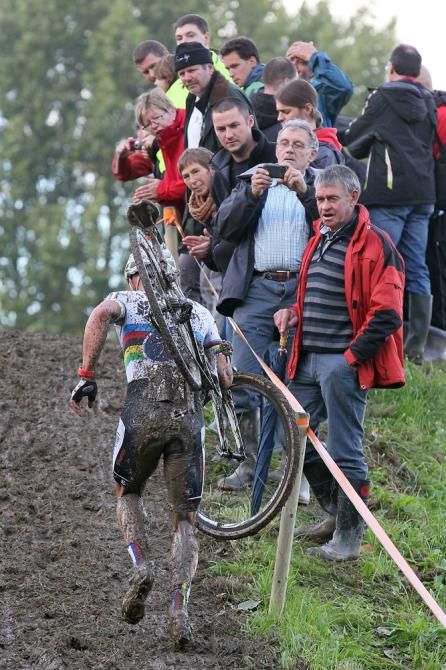 Sven Nys shoulders his bike for a run-up on the muddy Kermiscross circuit