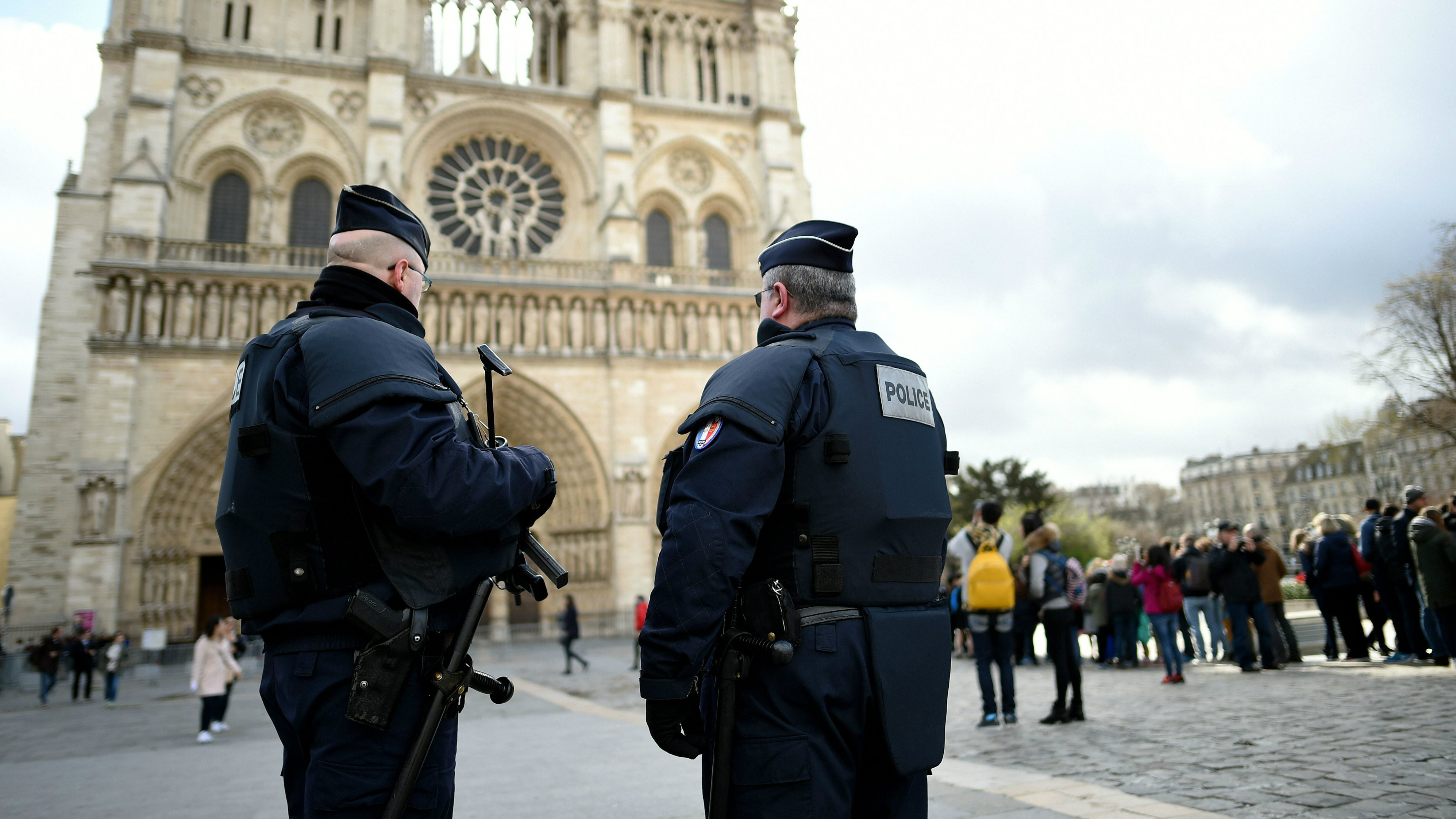 Французский терпеть. Национальная полиция Франции. Французская полиция. Полицейские в Париже. Французский полицейский.
